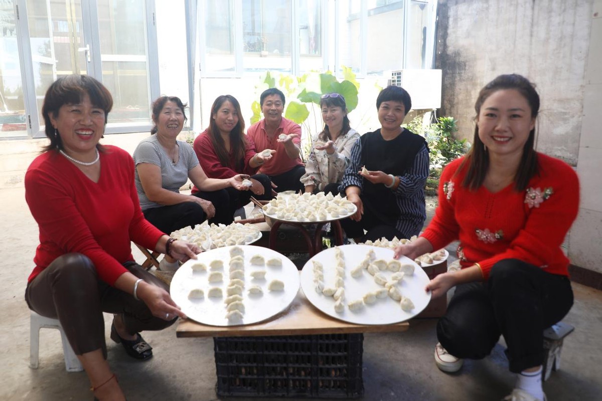 河北唐山丰润区紫草坞村：包饺子庆祝丰收节