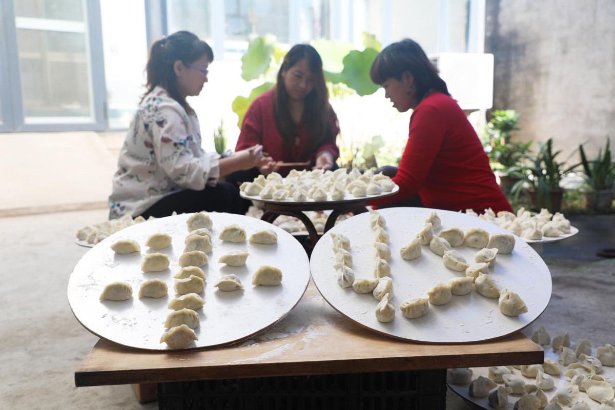 河北唐山丰润区紫草坞村：包饺子庆祝丰收节