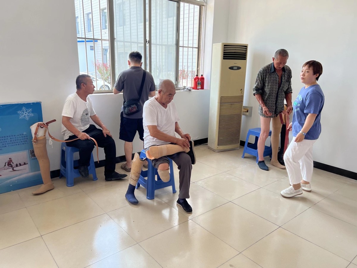 唐山市丰南区残联组织残疾人开展假肢取模、适配活动