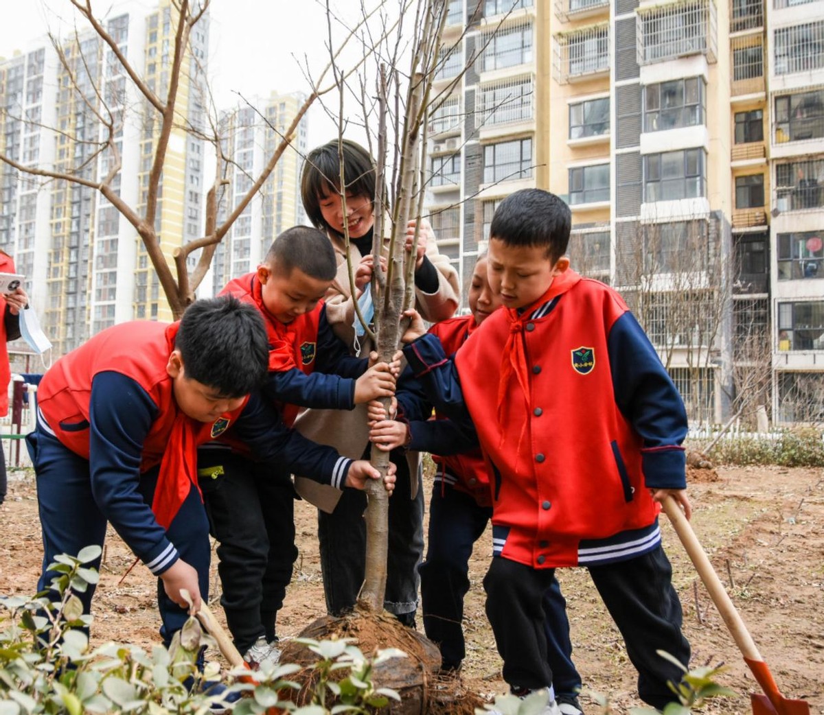 唐山尚平社区开展“播种绿色 拥抱春天”新时代文明实践站植树活动