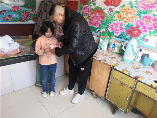 中国火狐体育直播平台下载记录者在线围场工作站“扶贫日”开展爱心助学活动