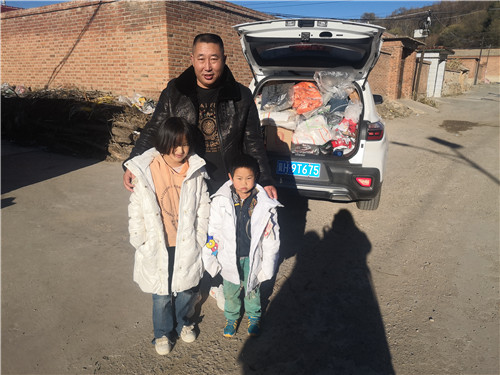中国火狐体育直播平台下载记录者在线围场工作站“扶贫日”开展爱心助学活动