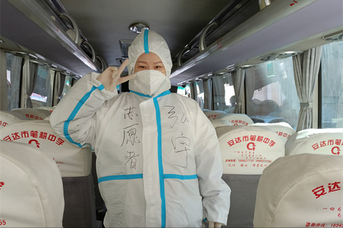黑龙江省安达市弘宇文化家庭和谐促进会配合社区做第二轮核酸检测