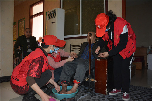 黑龙江省安达市弘宇文化家庭和谐促进会开展爱老助老活动