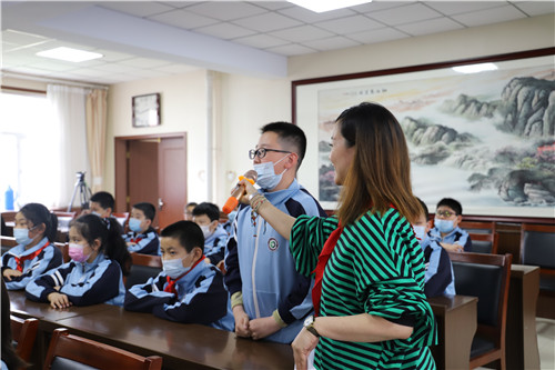 河北张家口市党史学习教育"五老"巡回宣讲走进下东营小学