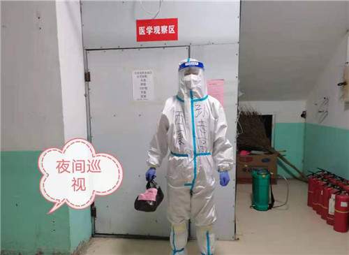 南宫市职教中心隔离点志愿者在做送餐工作.