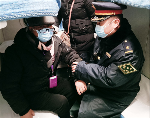 湖北武汉铁路客运工作人员"想急帮"赢得旅客点赞